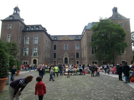 Willich-Neersen : Hauptstraße, Schloss Neersen, Haupteingang, am 12.9.10 ( Weltkindertag ) fand ein großes Kinderfest im Schlosspark Neersen statt.